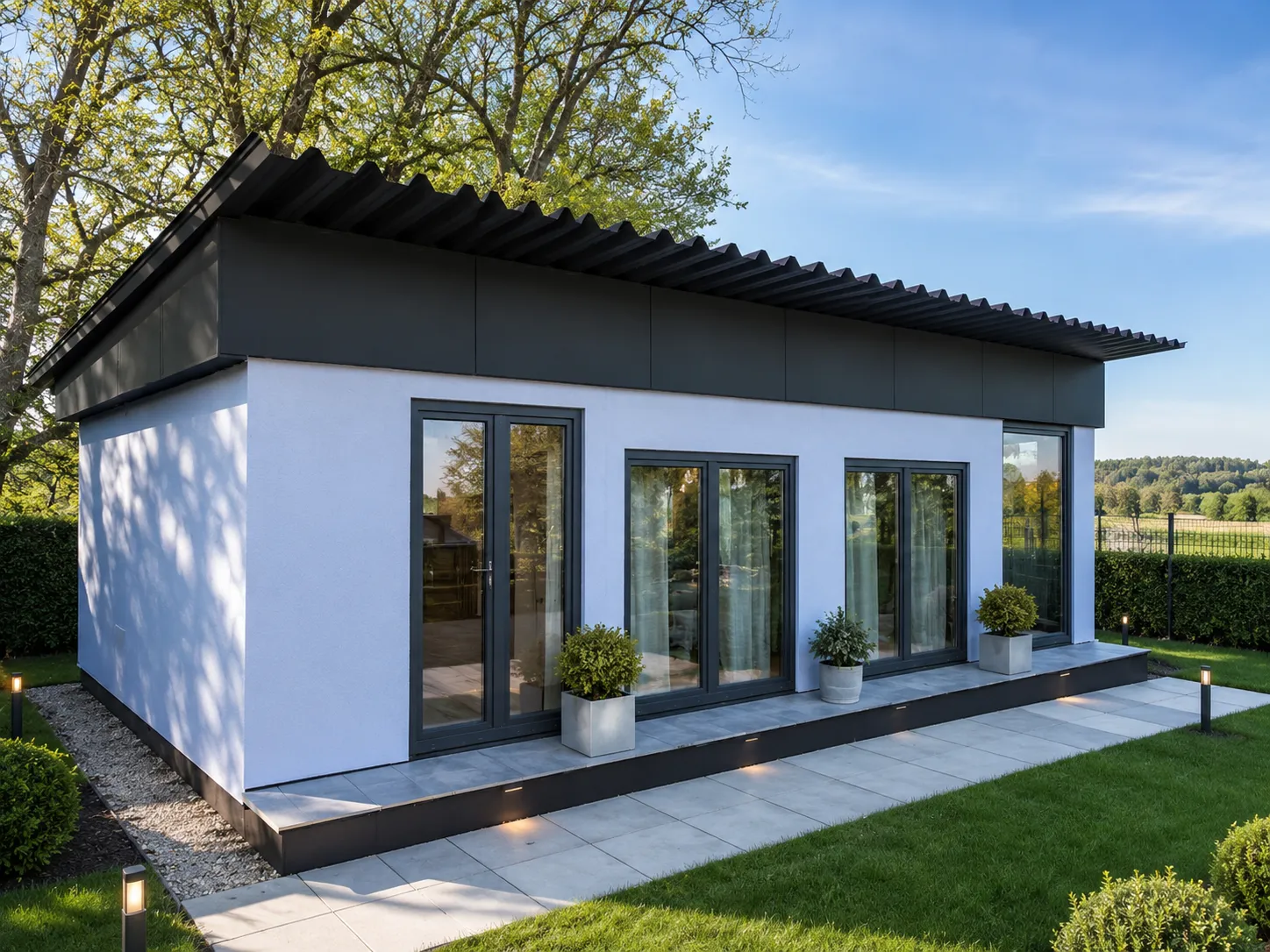 Realisiertes Mod-System-Modulhaus mit Flachdach, Pergola und großen Glasfronten