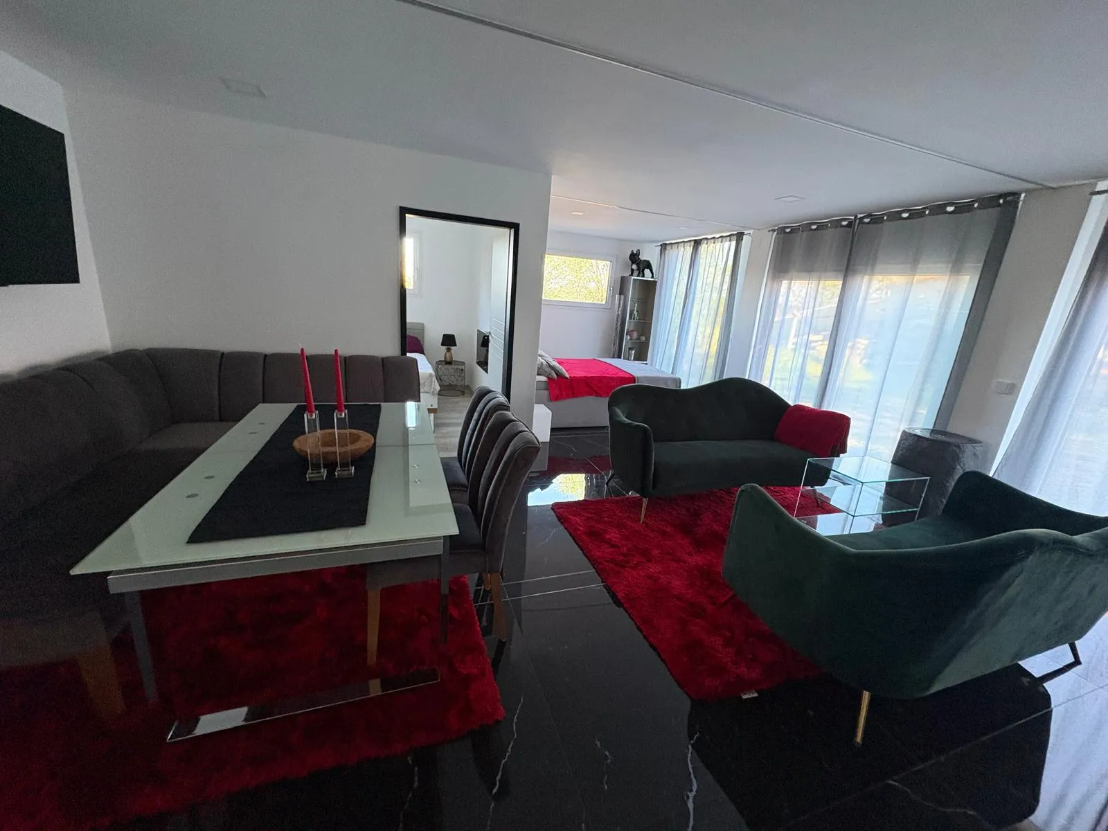 Esstisch und Lounge mit Blick zum Schlafbereich