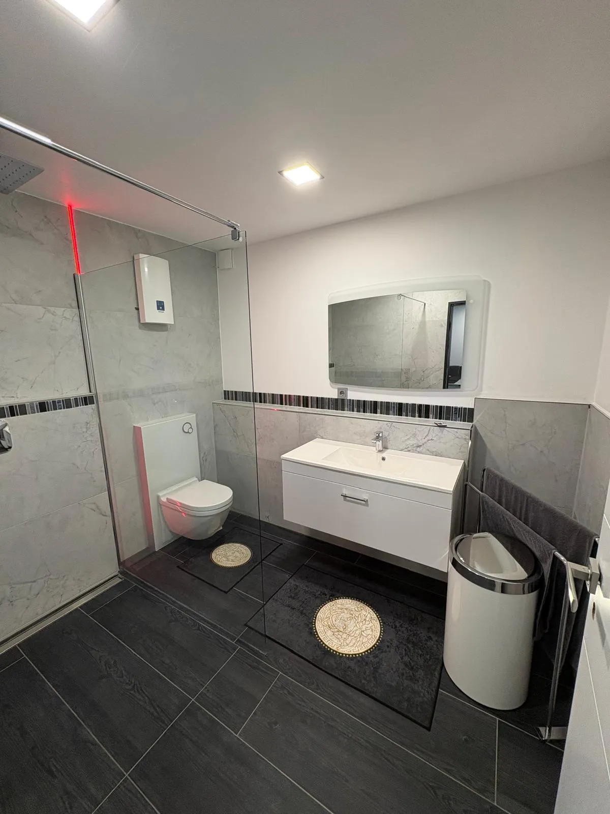 Badezimmer mit Walk-In-Dusche und Marmor-Optik