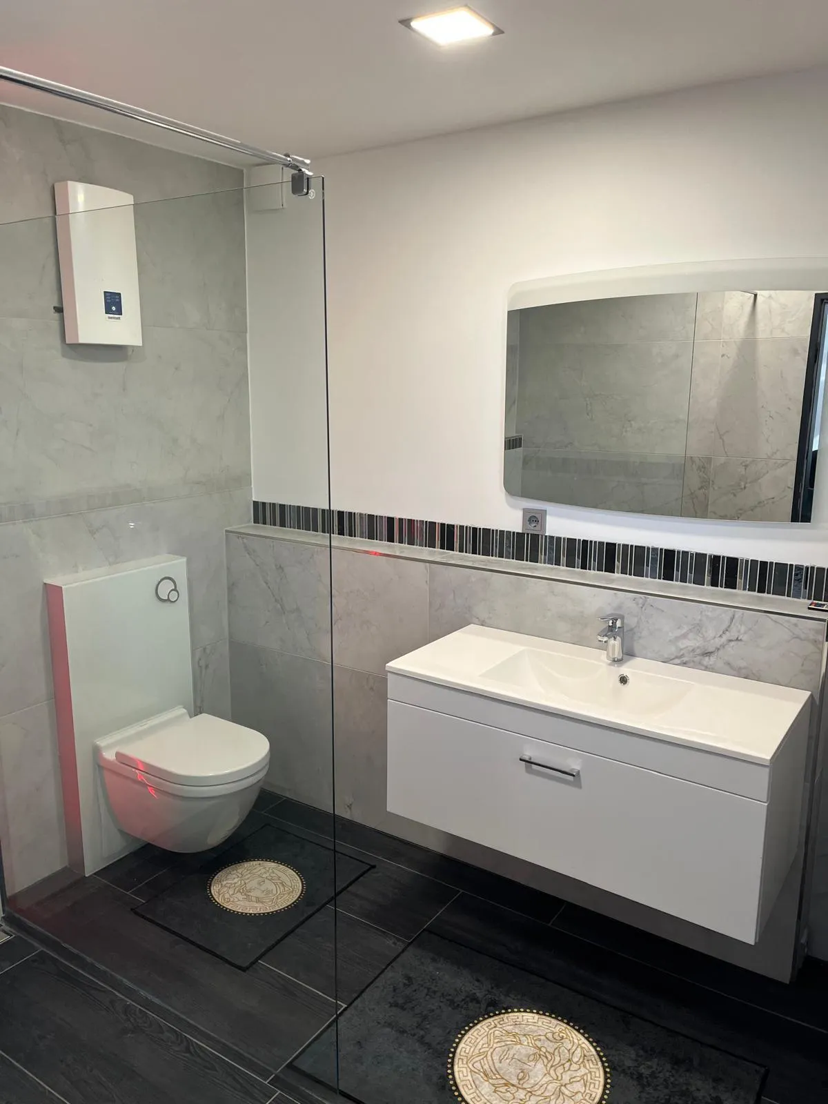 Modernes Bad mit Walk-In-Dusche und LED-Beleuchtung