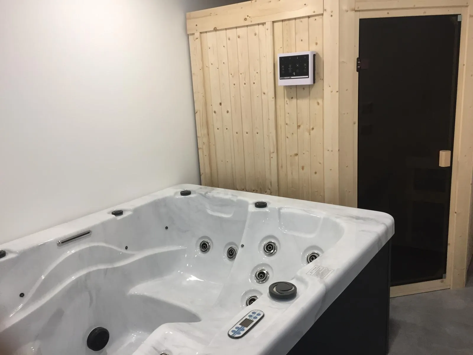 Indoor-Whirlpool und Sauna im Wellnessbereich
